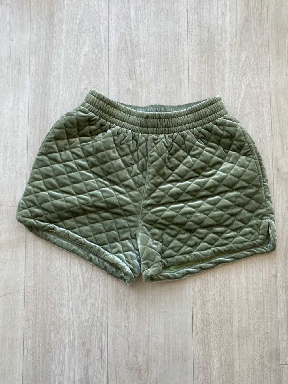 Forever 21 Sage Green Quilted Velvet Mini Shorts Size M Elastic Waist Lounge y2k